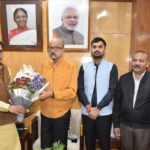 राज्यपाल रमेन डेका से विधायक मूणत ने सौजन्य भेंट की।