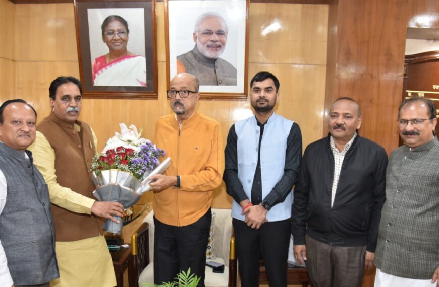 राज्यपाल रमेन डेका से विधायक मूणत ने सौजन्य भेंट की।