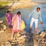 नदी-नाला पार कर पैदल पहुंची स्वास्थ्य विभाग की टीम।