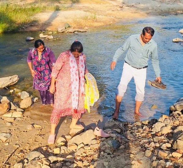 नदी-नाला पार कर पैदल पहुंची स्वास्थ्य विभाग की टीम।