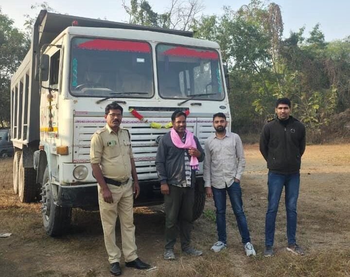 अवैध खनिज परिवहन करते 3 हाईवा और 1 ट्रेलर जब्त।