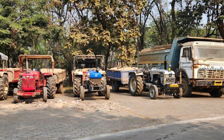 अवैध रेत परिवहन के मामले में 9 ट्रैक्टर जब्त।