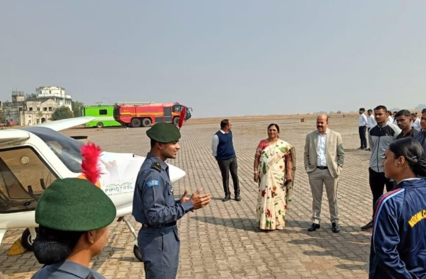 कृषि महाविद्यालय के कैडेट्स ने सीखे विमान उड़ाने के गुर।