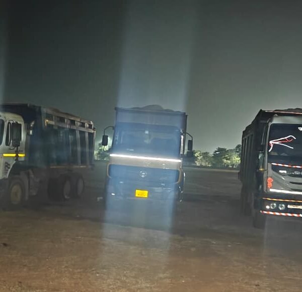 रातभर नाकेबंदी कर खनिज विभाग ने 8 हाईवा किए जब्त