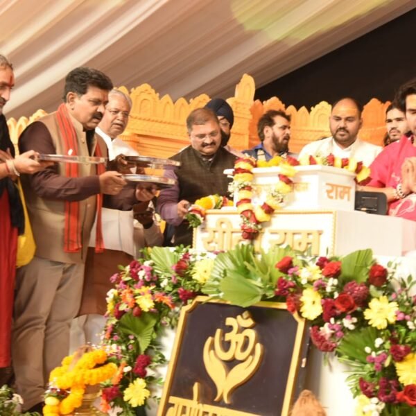 हनुमंत कथा के चौथे दिवस उप मुख्यमंत्री विजय शर्मा हुए शामिल, पं. धीरेंद्र शास्त्री से लिया आशीर्वाद