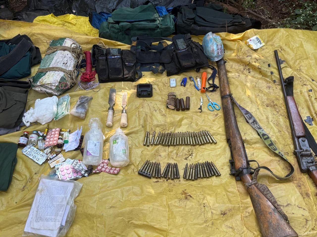 उन्मूलन अभियान को मिली बड़ी सफलता,लमरा जंगल में दो स्थानों से भारी मात्रा में नक्सली डम्प सामग्री बरामद।