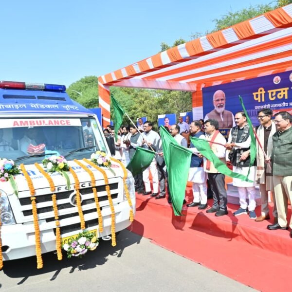 दूरस्थ आदिवासी अंचलों को स्वास्थ्य की नई राह मुख्यमंत्री ने 57 मोबाइल मेडिकल यूनिट वाहनों को दिखाई हरी झंडी