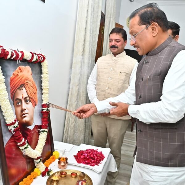 स्वामी विवेकानंद जयंती पर मुख्यमंत्री विष्णु देव साय ने किया नमन,युवाओं से राष्ट्र निर्माण में आगे आने का आह्वान