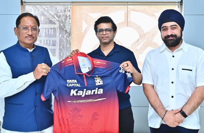 छत्तीसगढ़ में आईपीएल की तैयारी: मुख्यमंत्री को आरसीबी का जर्सी भेंट