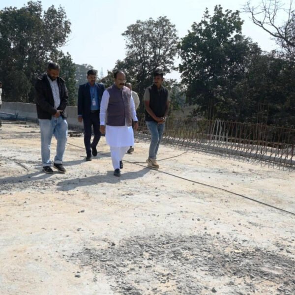 उप मुख्यमंत्री अरुण साव ने पुल निर्माण कार्य का किया औचक निरीक्षण