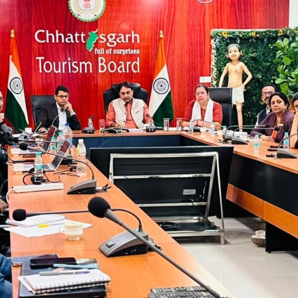 नवा रायपुर में प्रस्तावित चित्रोत्पला फिल्म सिटी के निर्माण के संबध में छत्तीसगढ़ पर्यटन बोर्ड के अध्यक्ष नीलू शर्मा की अध्यक्षता में समीक्षा बैठक आयोजित