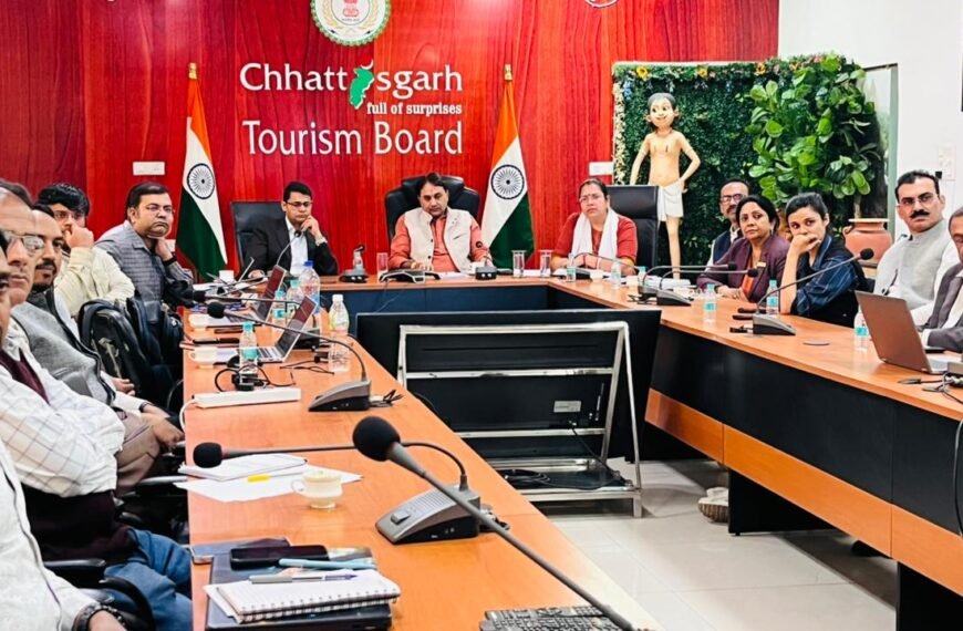 नवा रायपुर में प्रस्तावित चित्रोत्पला फिल्म सिटी के निर्माण के संबध में छत्तीसगढ़ पर्यटन बोर्ड के अध्यक्ष नीलू शर्मा की अध्यक्षता में समीक्षा बैठक आयोजित