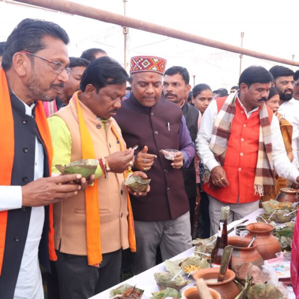 बस्तर पंडुम अंतर्गत बस्तर और बकावंड में लोक संस्कृति के महापर्व में मांदर की थाप पर थिरके कलाकार