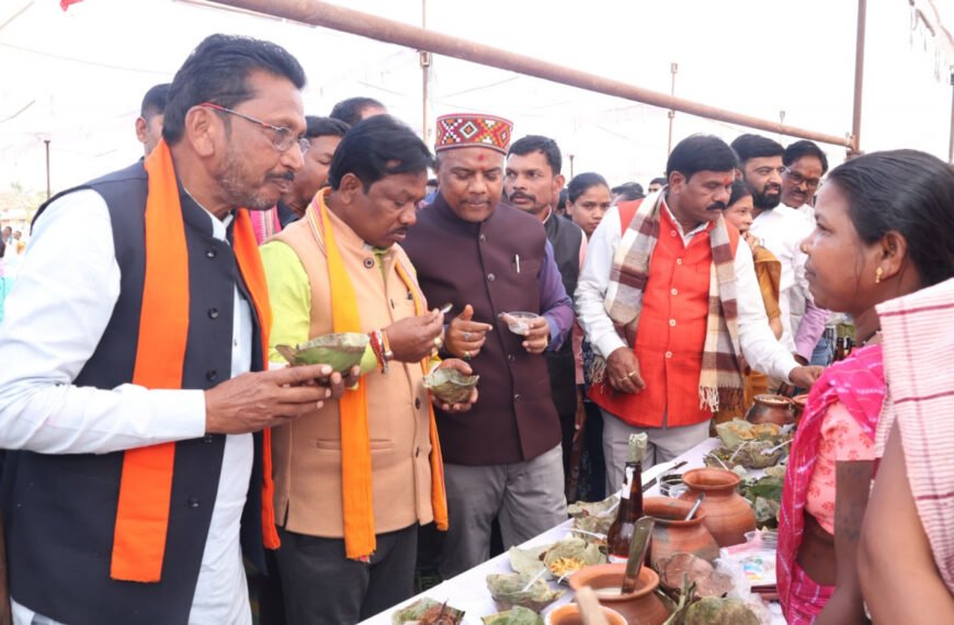 बस्तर पंडुम अंतर्गत बस्तर और बकावंड में लोक संस्कृति के महापर्व में मांदर की थाप पर थिरके कलाकार