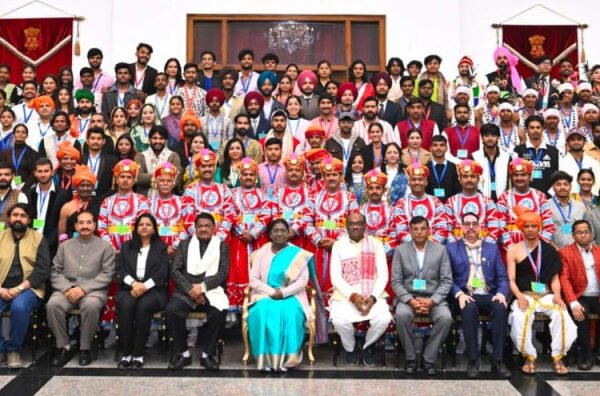 राष्ट्रपति भवन में छत्तीसगढ़ की झांकी कलाकारों का सम्मान