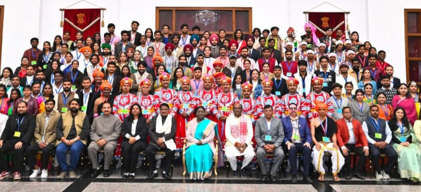 राष्ट्रपति भवन में छत्तीसगढ़ की झांकी कलाकारों का सम्मान