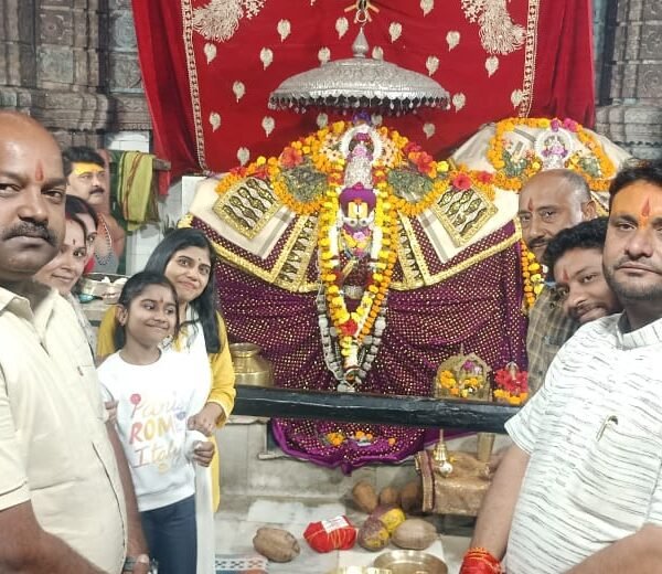 शिवरीनारायण में पुलिस कप्तान विजय कुमार पाण्डेय ने परिवार सहित किए भगवान नर-नारायण जी के दर्शन,नौका विहार का भी लिया आनंद।