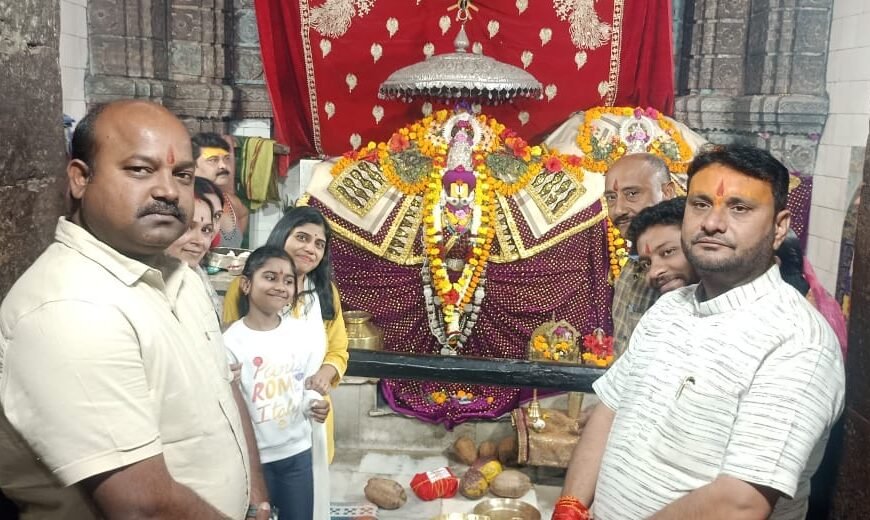 शिवरीनारायण में पुलिस कप्तान विजय कुमार पाण्डेय ने परिवार सहित किए भगवान नर-नारायण जी के दर्शन,नौका विहार का भी लिया आनंद।