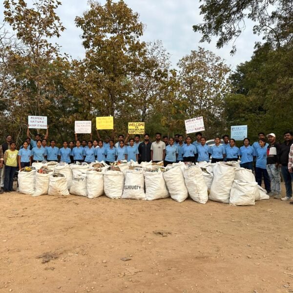 इकोवीरा इंडिया फाउंडेशन द्वारा डंगोरा डैम में चलाया गया व्यापक स्वच्छता अभियान।