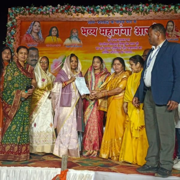 सीएम साय की धर्मपत्नी ने डेराडीह के जोंक नदी में की भव्य गंगा महाआरती,प्रज्ञा भारती,राजेश्री महंत रहे मौजूद।