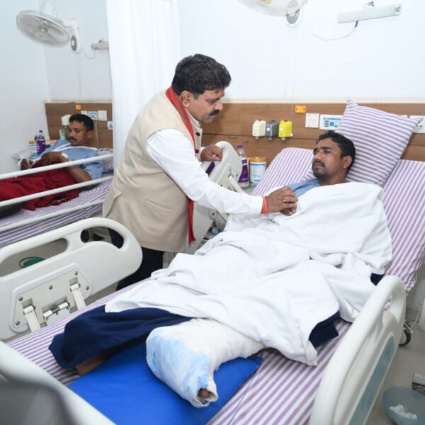 उपमुख्यमंत्री विजय शर्मा ने आईईडी ब्लास्ट में घायल जवानों से अस्पताल में की मुलाकात