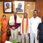 राज्यपाल रमेन डेका से राष्ट्रपति पुरस्कार प्राप्त ढोकरा शिल्प कलाकारों ने की सौजन्य भेंट