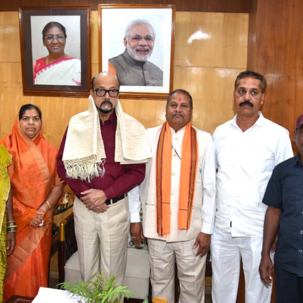 राज्यपाल रमेन डेका से राष्ट्रपति पुरस्कार प्राप्त ढोकरा शिल्प कलाकारों ने की सौजन्य भेंट