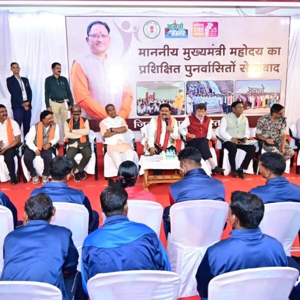 उप मुख्यमंत्री ने 30 पुनर्वासित युवाओं को बांटे टूलकिट और मोबाइल