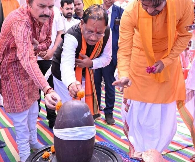 नीलकंठेश्वर महादेव मंदिर के प्राण-प्रतिष्ठा समारोह में मुख्यमंत्री विष्णु देव साय हुए शामिल