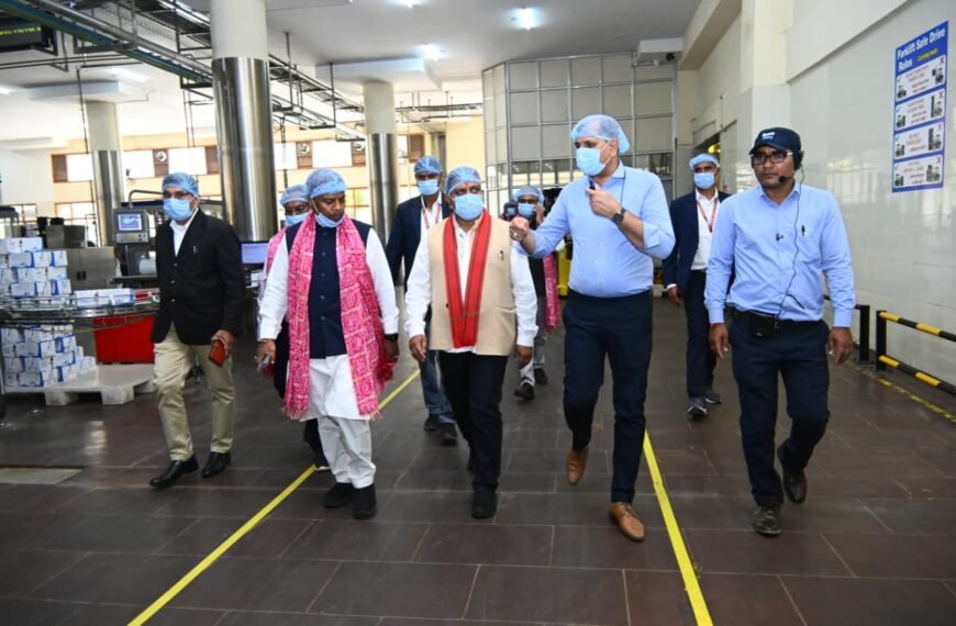 उपमुख्यमंत्री विजय शर्मा एवं वन मंत्री केदार कश्यप ने पशुपालकों एवं बिहान दीदियों के साथ किया आधुनिक डेयरियों का भ्रमण