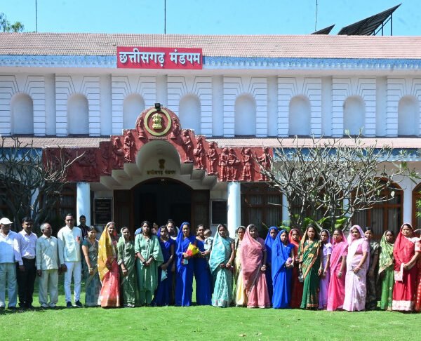 राज्यपाल के गोद ग्राम टेमरी के ग्रामीणों ने किया लोकभवन का भ्रमण