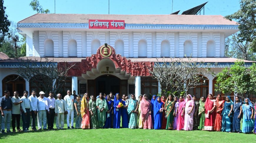 राज्यपाल के गोद ग्राम टेमरी के ग्रामीणों ने किया लोकभवन का भ्रमण