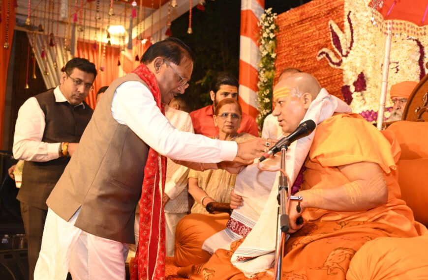 मुख्यमंत्री विष्णु देव साय से निरंजन पीठाधीश्वर महामंडलेश्वर डॉ. स्वामी कैलाशनंद गिरी जी महाराज ने की सौजन्य भेंट