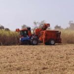 प्रदेश की पहली गन्ना हार्वेस्टर मशीन से बालोद के किसानों को मिली सुविधा