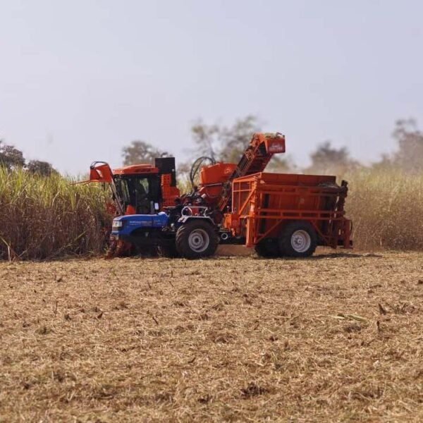 प्रदेश की पहली गन्ना हार्वेस्टर मशीन से बालोद के किसानों को मिली सुविधा