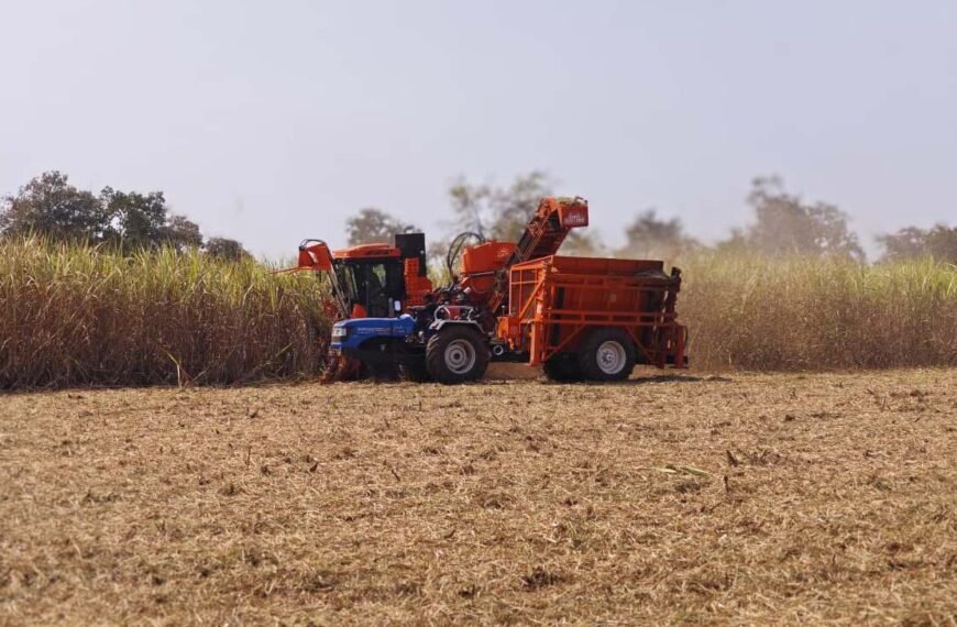 प्रदेश की पहली गन्ना हार्वेस्टर मशीन से बालोद के किसानों को मिली सुविधा