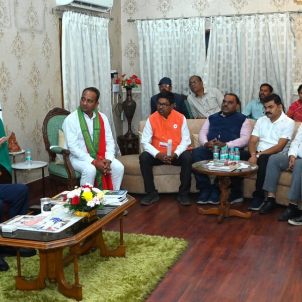 राज्यपाल से छत्तीसगढ़ रेडक्रॉस सोसायटी की नवगठित प्रबंध समिति ने की सौजन्य भेंट