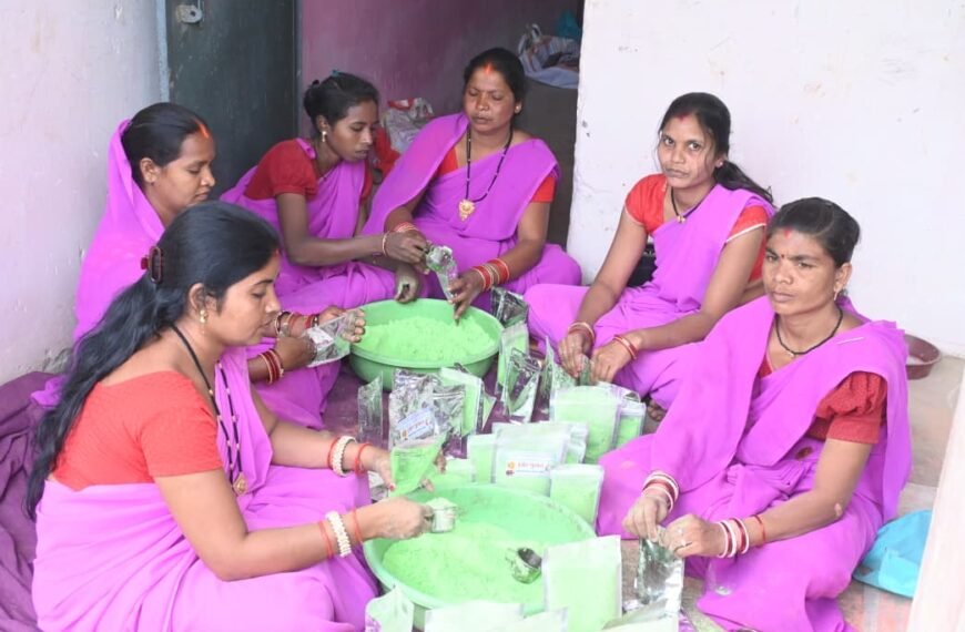 इस बार प्राकृतिक रंगों से रंगीन होगी होली : स्व सहायता समूह की महिलाएं कर रही है प्राकृतिक गुलाल का निर्माण