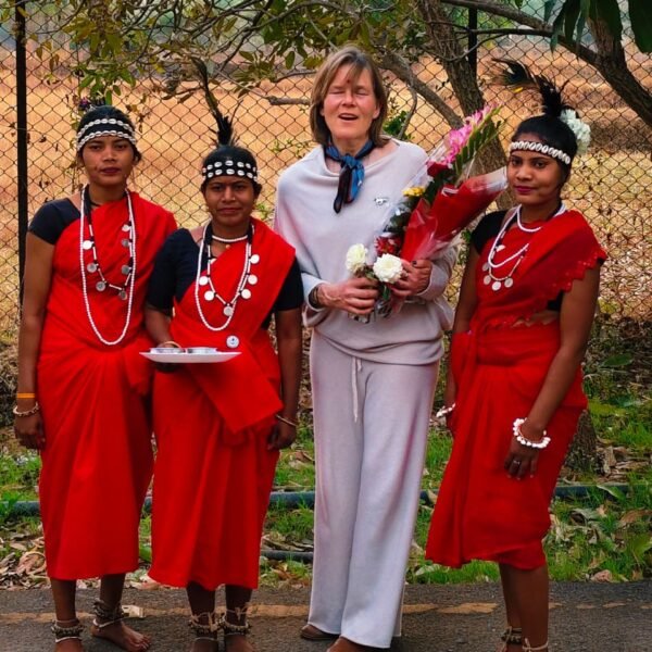 पर्यटन विशेषज्ञ ने ग्रामीण महिलाओं संग किया महुआ संग्रहण, बस्तर की जैव विविधता और लोकसंस्कृति से हुए अभिभूत