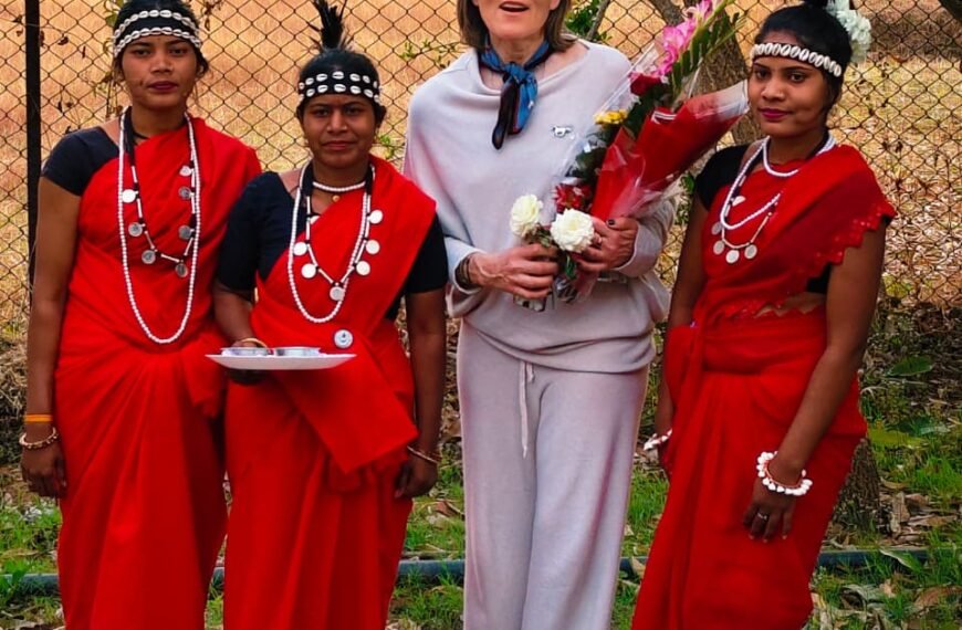 पर्यटन विशेषज्ञ ने ग्रामीण महिलाओं संग किया महुआ संग्रहण, बस्तर की जैव विविधता और लोकसंस्कृति से हुए अभिभूत