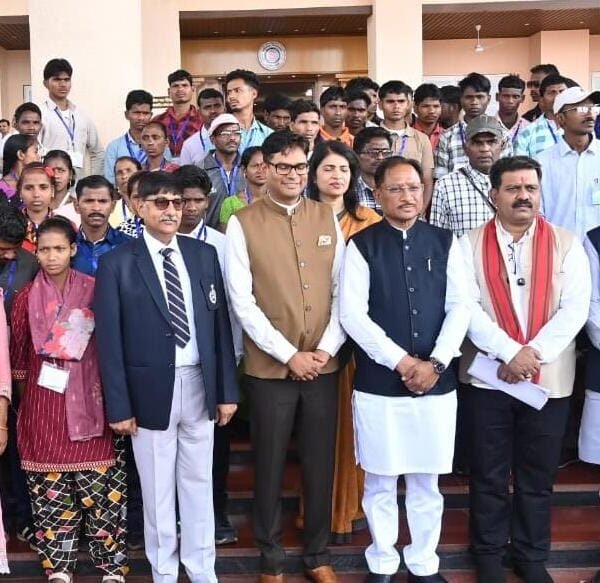 नए विश्वास के साथ आगे बढ़ रहे पुनर्वासित युवा: विधानसभा में समझी जनतांत्रिक प्रणाली