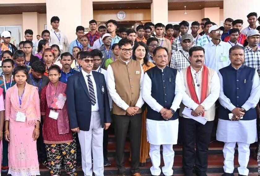 नए विश्वास के साथ आगे बढ़ रहे पुनर्वासित युवा: विधानसभा में समझी जनतांत्रिक प्रणाली