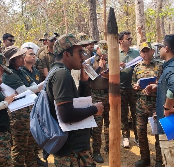 प्रशिक्षु आईएफएस अधिकारियों ने लघु वनोपजों से उत्पाद बनाने की प्रक्रिया देखी