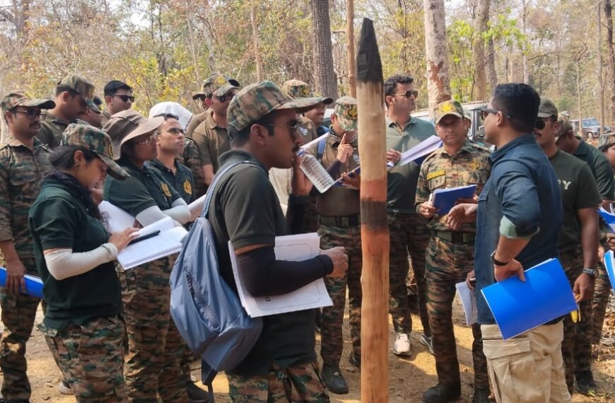 प्रशिक्षु आईएफएस अधिकारियों ने लघु वनोपजों से उत्पाद बनाने की प्रक्रिया देखी