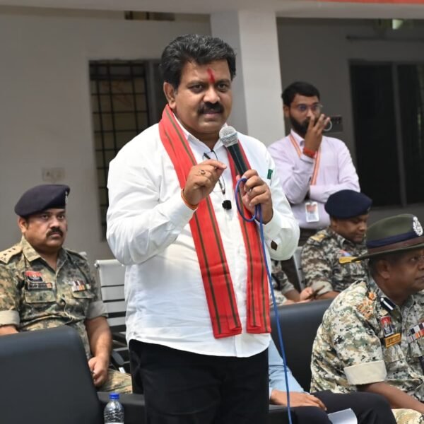 उपमुख्यमंत्री विजय शर्मा ने पुनर्वास केंद्र दंतेवाड़ा में युवाओं से की मुलाकात