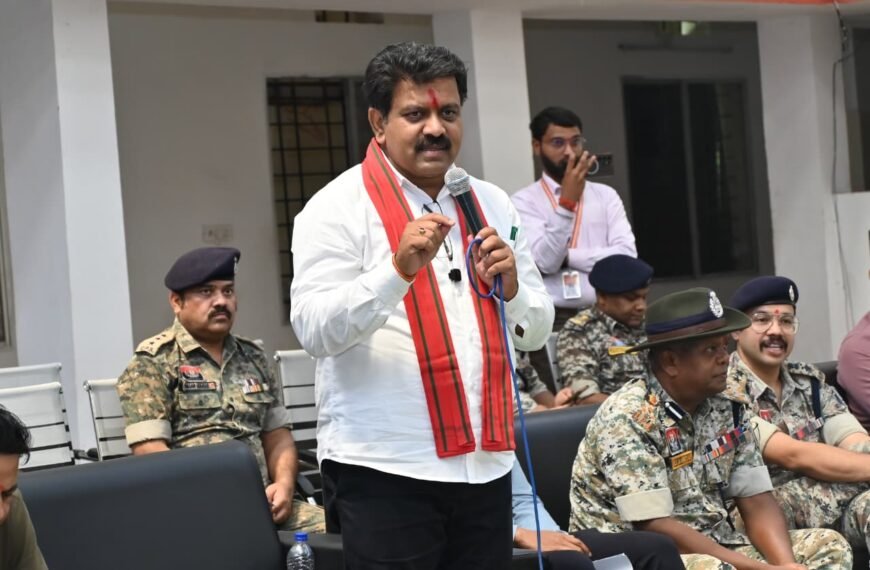 उपमुख्यमंत्री विजय शर्मा ने पुनर्वास केंद्र दंतेवाड़ा में युवाओं से की मुलाकात