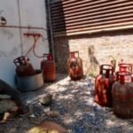 गरियाबंद में घरेलू गैस सिलेंडरों के दुरुपयोग पर छापेमारी, 19 सिलेंडर जब्त