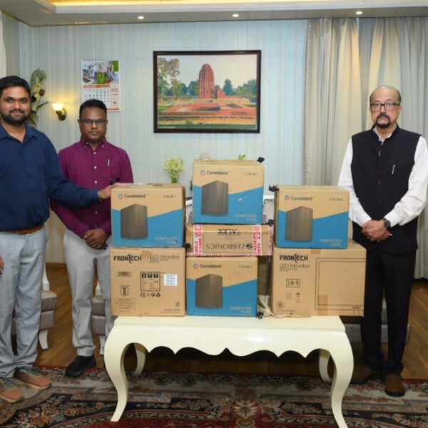 स्वेच्छानुदान मद से सुदूर वनांचल स्थित स्वामी आत्मानंद स्कूल, मांझीगुडा को 10 कंप्यूटर प्रदत्त