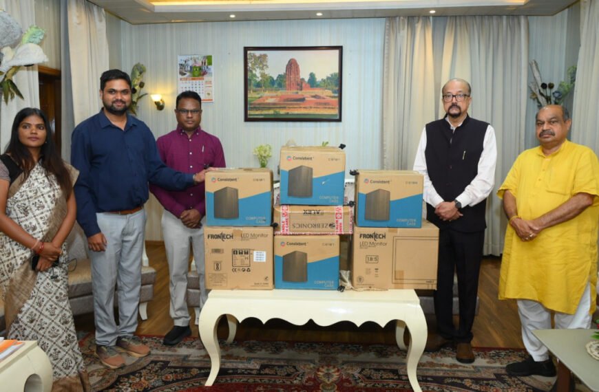 स्वेच्छानुदान मद से सुदूर वनांचल स्थित स्वामी आत्मानंद स्कूल, मांझीगुडा को 10 कंप्यूटर प्रदत्त