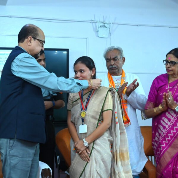 वर्तमान पर फोकस करें, निरंतर सीखते रहें और समाज के लिए योगदान दें-राज्यपाल